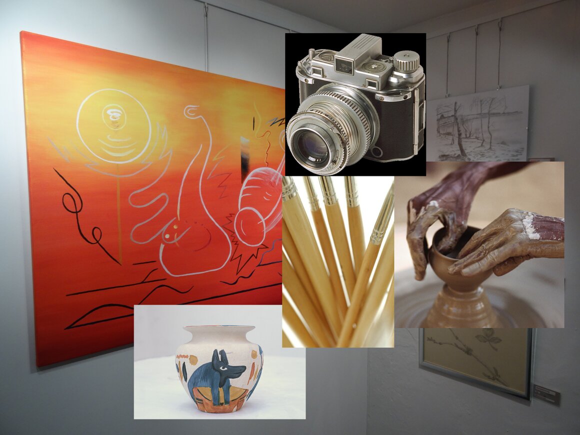Besucherinnen und Besucher betrachten Kunstwerke in einem Ausstellungsraum