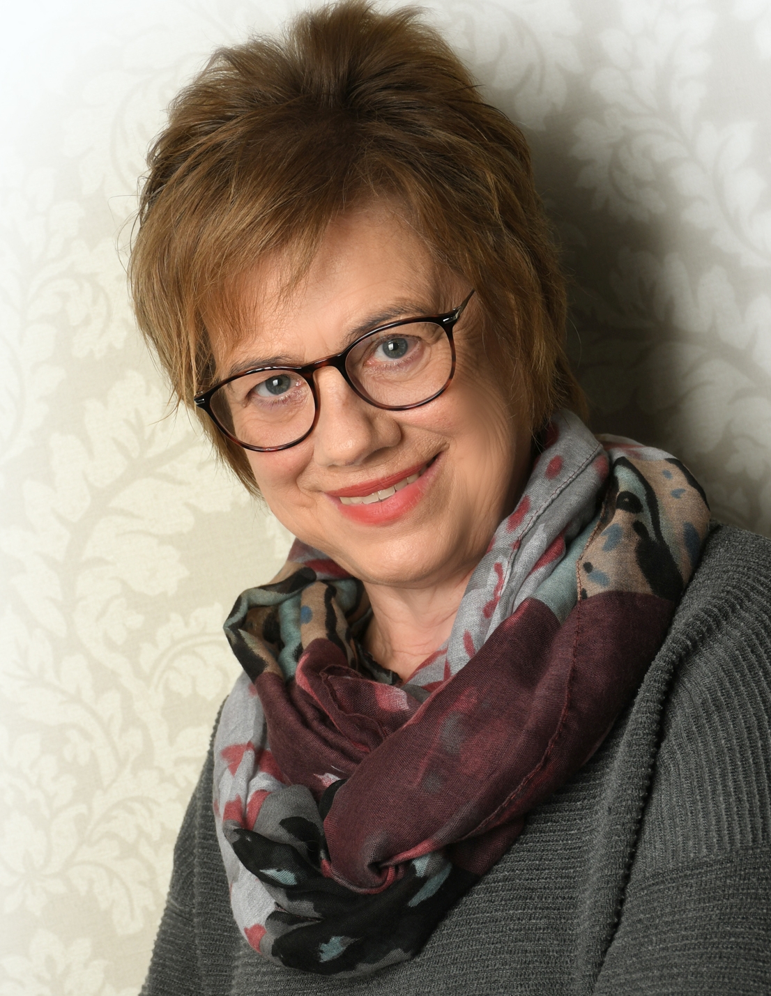 Person in einem Besprechungsraum eines Kulturvereins